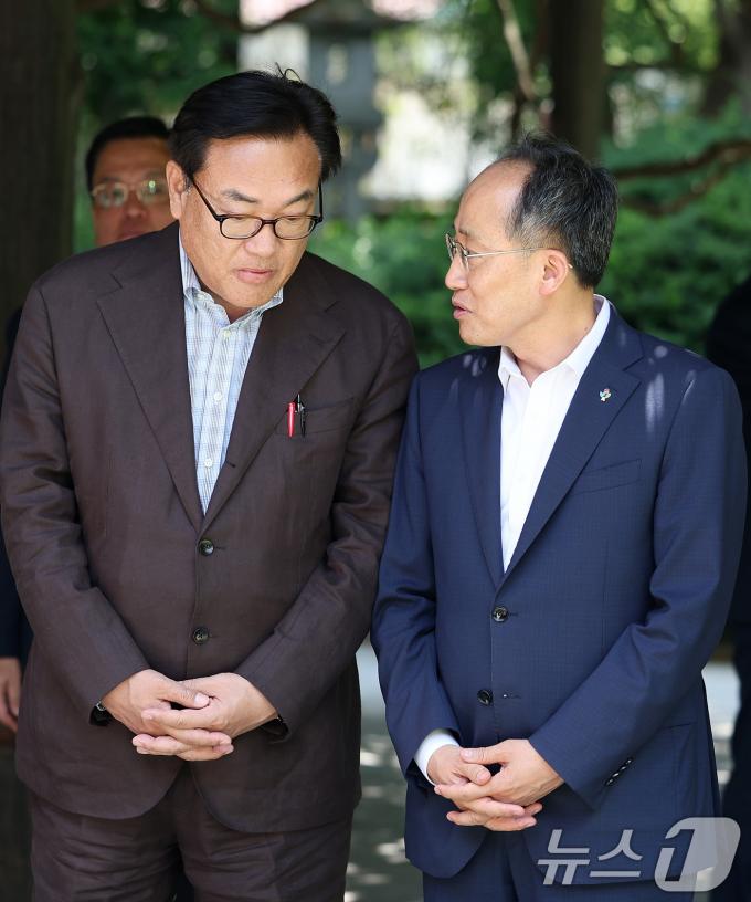 [사진] 대화 나누는 추경호 원내대표·정진석 비서실장
