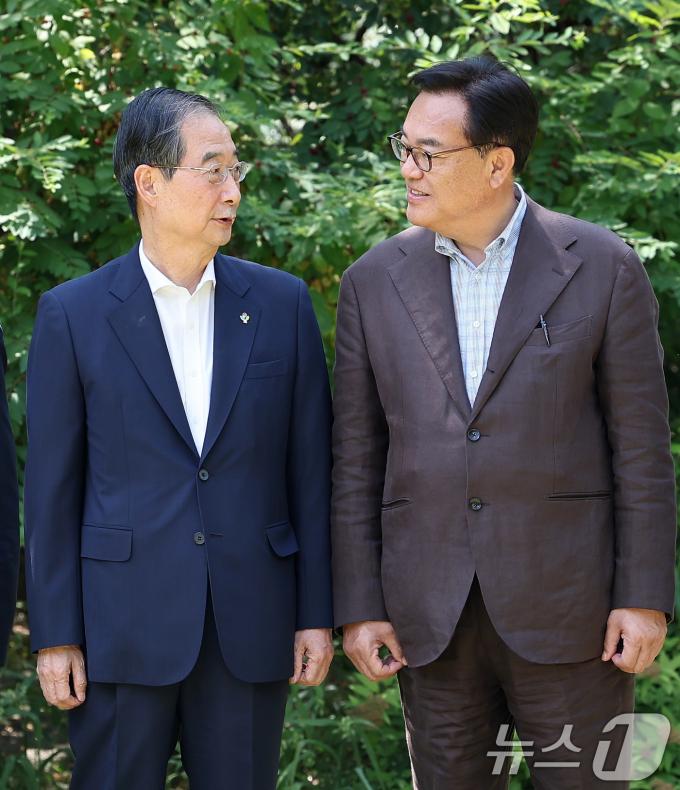 [사진] 대화 나누는 한덕수 총리·정진석 비서실장