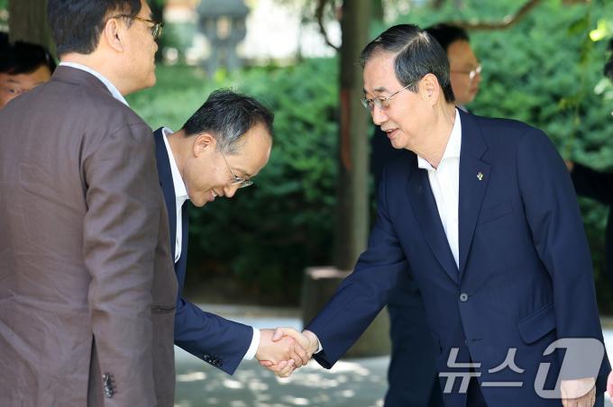 [사진] 인사 나누는 한덕수 총리·추경호 원내대표