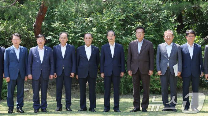 [사진] 기념촬영하는 고위당정협의회 참석자들