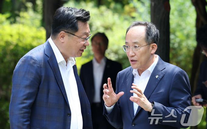 [사진] 대화 나누는 추경호 원내대표·주형환 부위원장