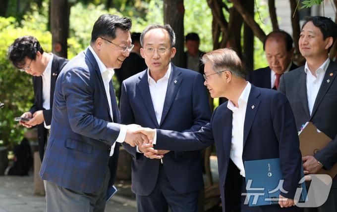 [사진] 인사하는 주형환 부위원장·이정식 장관