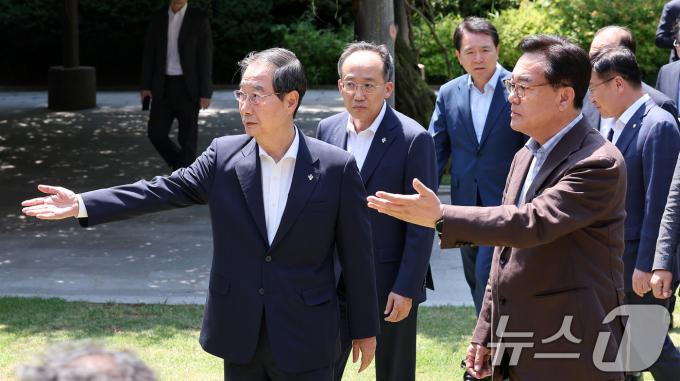 [사진] 회의장 이동하는 한덕수·정진석