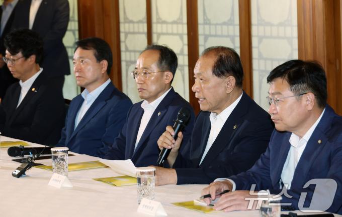 [사진] 황우여 비대위원장, 제18차 고위당정협의회 모두발언