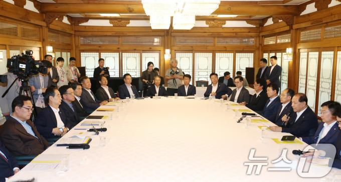 [사진] 황우여 비대위원장, 제18차 고위당정협의회 모두발언