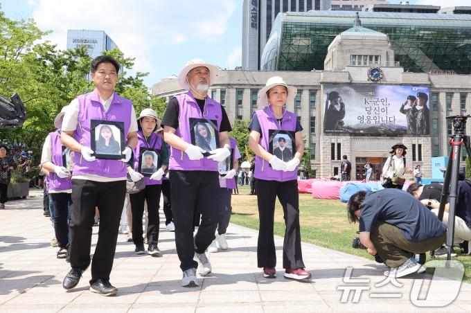[사진] '영정 사진 들고' 새로운 분향소로