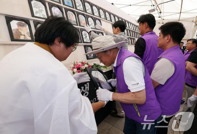 [사진] 가족의 품으로 돌아가는 영정사진