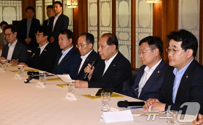 [사진] 황우여 비대위원장, 제18차 고위당정협의회 모두발언