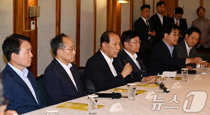 [사진] 발언하는 황우여 비상대책위원장