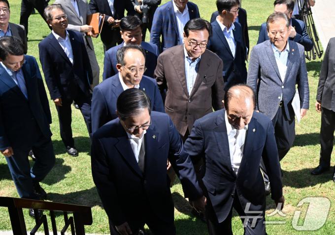 [사진] 회의장 이동하는 한덕수·황우여