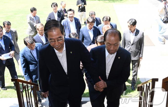 [사진] 회의장 이동하는 한덕수·황우여