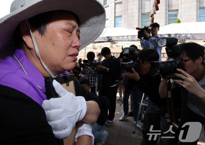 [사진] 운영 종료되는 서울광장 합동분향소 '흐르는 눈물'