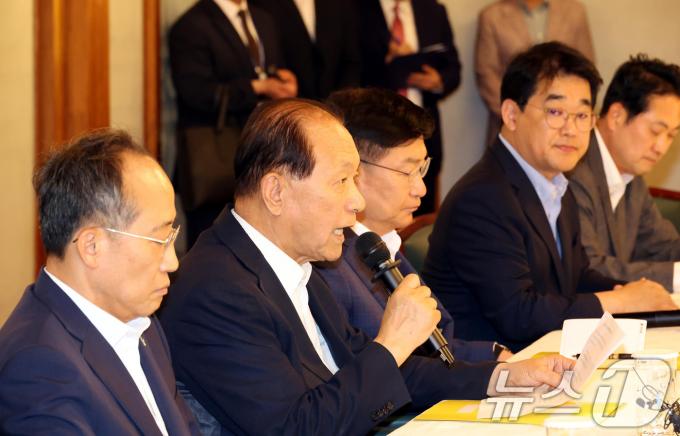 [사진] 발언하는 황우여 비대위원장
