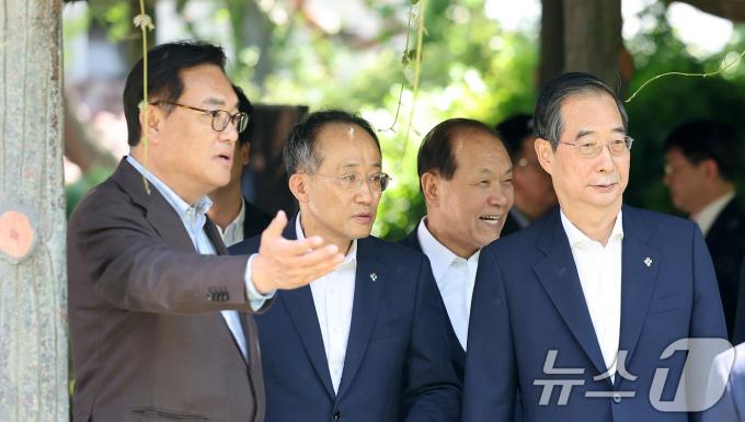 한덕수 국무총리(오른쪽)가 16일 서울 종로구 삼청동 국무총리공관에서 열린 제18차 고위당정협의회에서 정진석 대통령실 비서실장, 추경호 국민의힘 원내대표, 황우여 국민의힘 비상대책위원장과 기념촬영을 하기 위해 이동하고 있다. 2024.6.16/뉴스1 ⓒ News1 김성진 기자