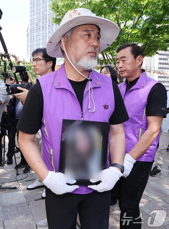 [사진] 이정민 운영위원장, 딸의 영정사진을 안고