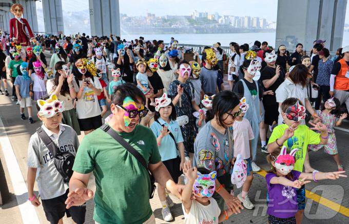 [사진] '잠수교 뚜벅뚜벅 축제'에서 흥겨운 가면 축제