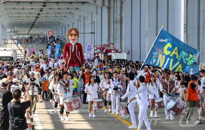 [사진] 잠수교 뚜벅뚜벅 축제에서 '가면 퍼레이드'