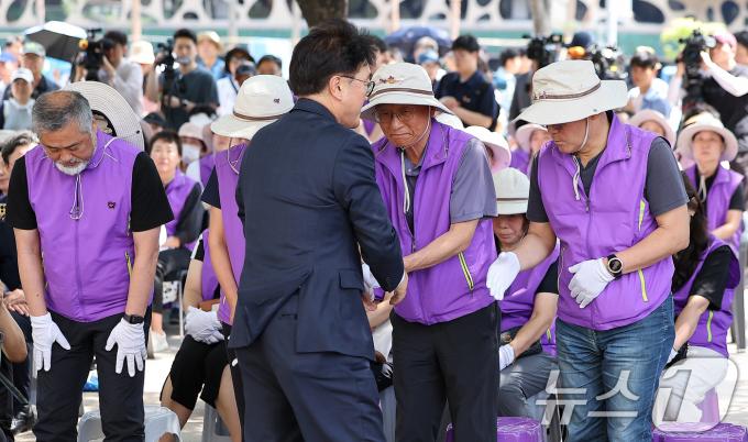 [사진] 유가족들과 인사 나누는 우원식 국회의장