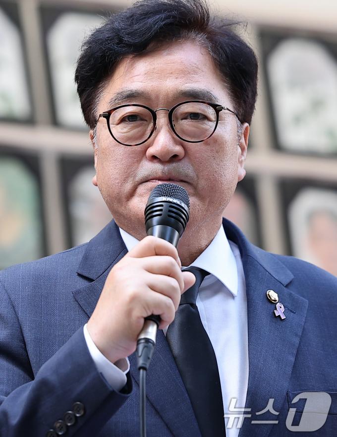 [사진] 발언 중 울컥하는 우원식 국회의장