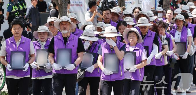 [사진] '가족을 품에 안고'