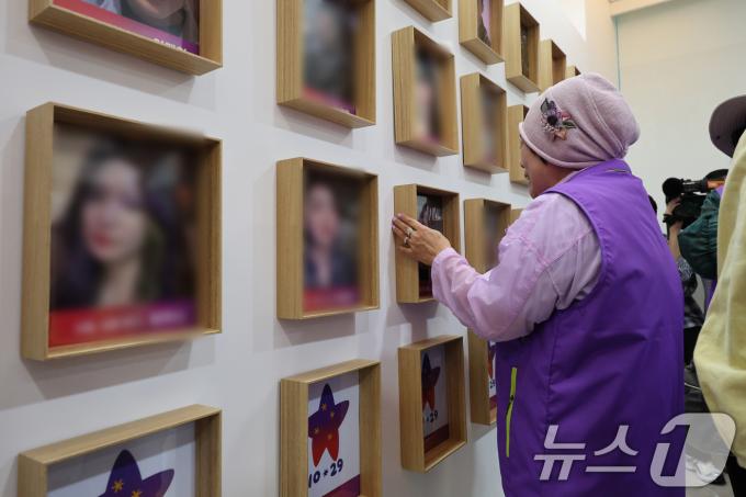 [사진] 영정 앞에서 슬퍼하는 유가족