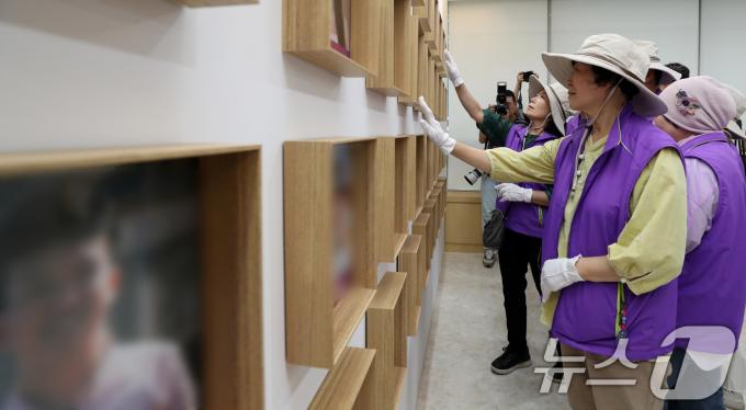[사진] 영정 앞 눈물 흘리는 유가족