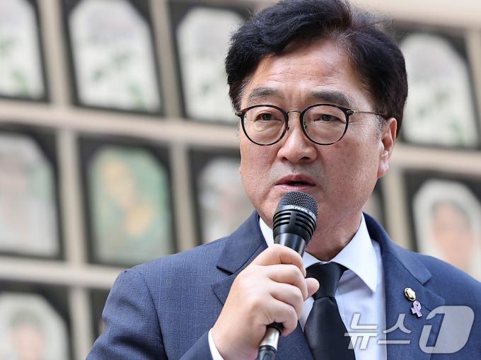 [뉴스1 PICK]서울광장 이태원 참사 합동 분향소 운영 종료 '영정사진 안고 '별들의집'으로...'