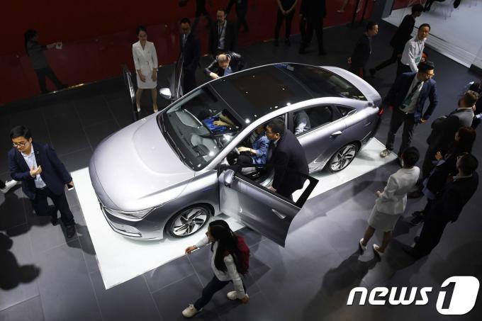 2상하이 오토쇼에서 관람객들이 지리에서 만든 전기차를 살펴보고 있다. 2019.04.17  ⓒ AFP=뉴스1