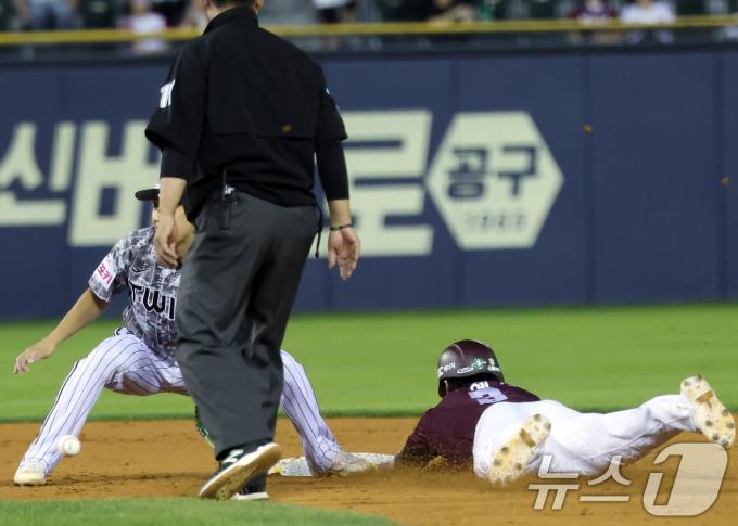 5일 오후 서울 송파구 잠실야구장에서 열린 '2024 신한 SOL 뱅크 KBO리그' LG 트윈스와 키움 히어로즈의 경기 6회초 무사 주자 1루 상황 키움 변상권 타석 때 1루 주자 김혜성이 도루를 성공하고 있다. 2024.6.5/뉴스1 ⓒ News1 박정호 기자