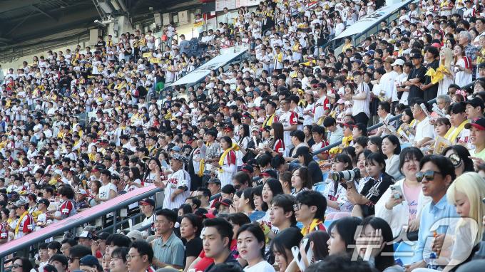 [사진] 프로야구 500만 관중 돌파…'역대급 흥행 돌풍'