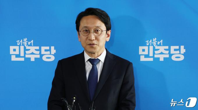 천준호 더불어민주당 당대표 비서실장이 26일 오후 서울 여의도 국회에서 브리핑을 하고 있다. 2024.4.26/뉴스1 ⓒ News1 ,송원영 기자
