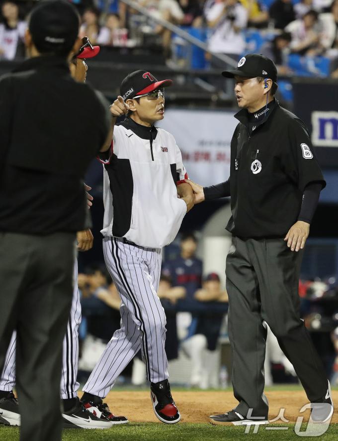 [사진] 염경엽 감독, 항의 시간 4분 초과에 퇴장