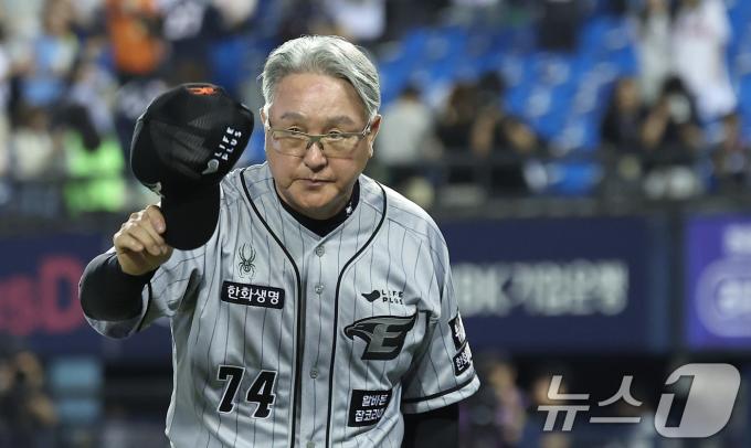 인사하는 김경문 한화 이글스 감독. 2024.6.12/뉴스1 ⓒ News1 김성진 기자