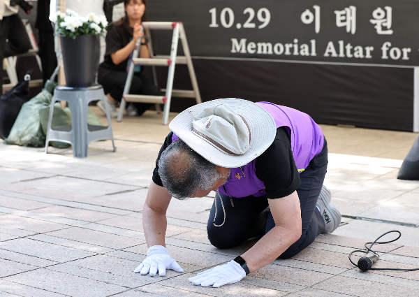 서울 중구 서울시청 앞 10·29 이태원 참사 합동 분향소가 499일 만에 운영을 종료했다. 이정민 10·29 이태원 참사 유가족협의회 운영위원장이 지난 16일 오후 서울 중구 서울광장에서 열린 희생자 합동분향소 운영 종료식에서 참석자들을 향해 큰 절을 하고 있다. /사진=뉴스1