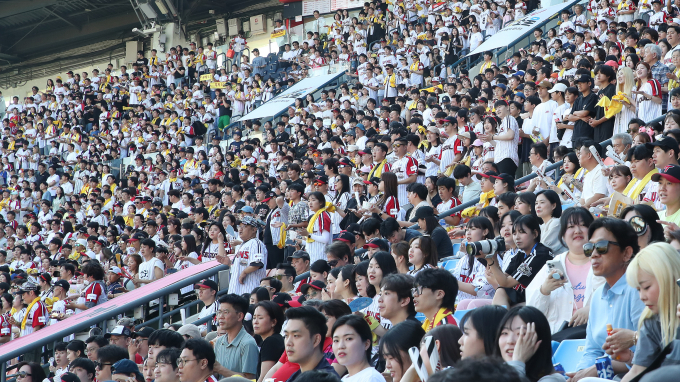LG와 롯데의 3연전 모두 매진을 기록했다. 사진은 서울 잠실 구장 관중석 모습. /사진= 뉴스1