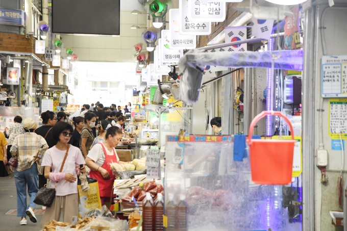  15일 시흥 삼미시장이 장을 보러 나온 시민들로 북적이고 있었다. / 사진=김동우 기자