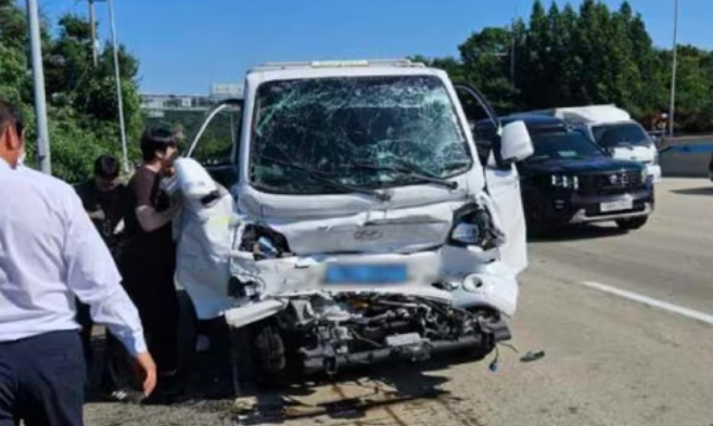 제1경인고속도로에서 주행 중인 1톤 트럭이 앞서가던 차량들을 들이받아 3중 추돌사고가 발생했다. /사진=뉴스1(인천소방본부 제공)