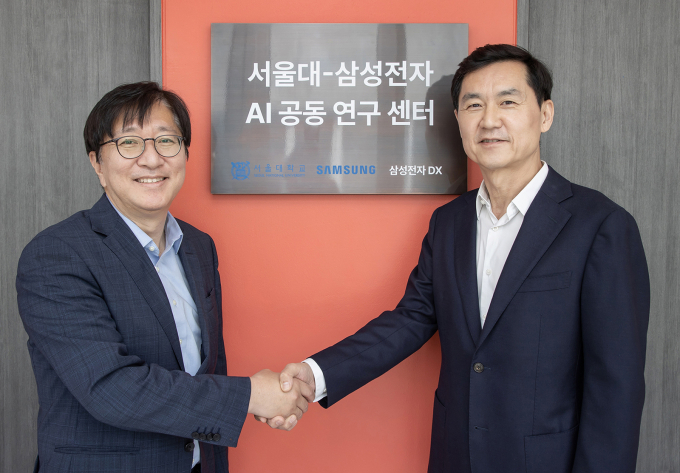 삼성전자와 서울대학교는 17일 서울 관악구 소재 서울대 글로벌공학교육센터에서 삼성전자 DX부문 CTO겸 삼성리서치장 전경훈 사장(오른쪽)과 서울대 김영오 공과대학장 등이 참석한 가운데 'AI 공동연구센터' 설립을 위한 업무 협약을 체결했다. / 사진=삼성전자