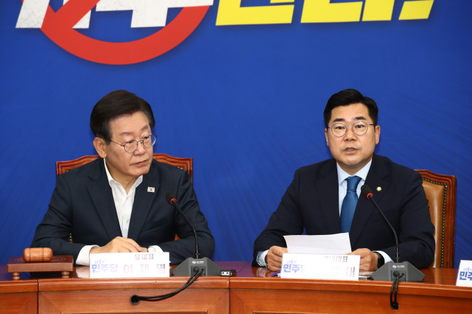 박찬대 더불어민주당 원내대표가 우원식 국회의장에게 국회 본회의 개의를 요청했다. 사진은 박 원내대표(오른쪽)가 17일 서울 여의도 국회에서 열린 최고위원회의에서 발언하는 모습. /사진=뉴스1