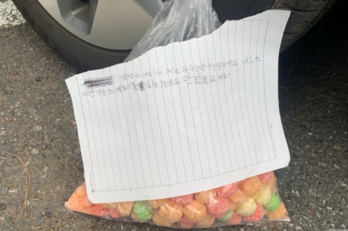 한 초등학생이 경찰 순찰차 옆에 과자와 쪽지를 두고 간 사연이 알려졌다. /사진=머니투데이(경기북부경찰청 제공)