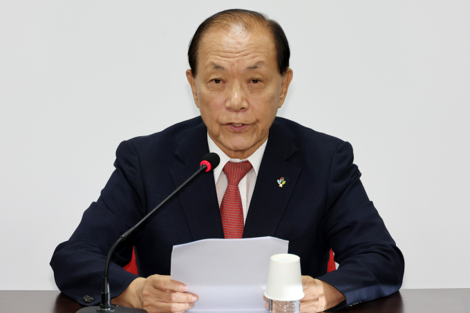 황우여 국민의힘 비상대책위원장이 국회 원 구성을 두고 여·야 대치 장기화를 우려하며 강력한 조치를 구상하고 있음을 밝혔다. 사진은 황 위원장이 17일 서울 여의도 중앙당사에서 열린 비상대책위원회의에서 발언하는 모습. /사진=뉴시스