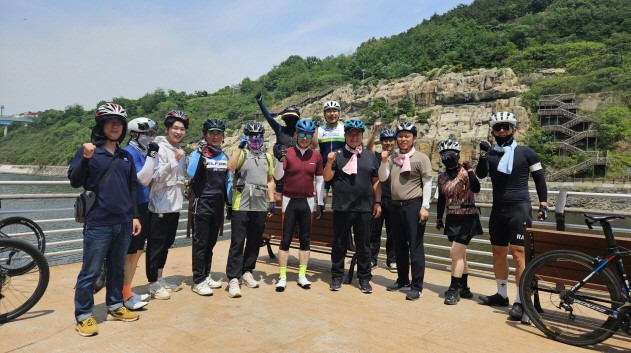 김경일 파주시장(오른쪽 네번째)을 비롯한 파주시 관계자들이 14일 아라자전거길 현장 답사를 하고 있다. / 사진제공=파주시