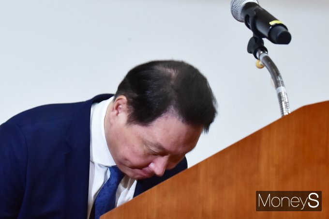 [머니S포토] 고개숙인 최태원 