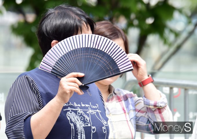 오는 18일에는 전국 대부분 지역에서 최고체감 온도가 31도 이상으로 올라 덥겠다. 사진은 지난 4월29일 서울 광화문 광장을 찾은 시민들이 부채로 뜨거운 햇볕을 가린 채 거닐고 있는 모습. /사진=임한별 기자
