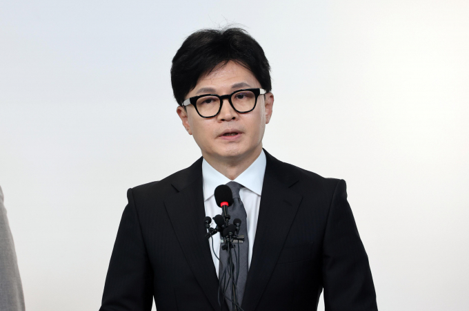 한동훈 전 국민의힘 비상대책위원장이 유시민 전 노무현재단 이사장의 벌금형 확정을 언급하며 '애완견' 운운하는 언론관은 가짜뉴스 못지않게 위험하다는 글을 자신의 페이스북에 게재했다. 사진은 한 전 위원장이 지난 4월11일 서울 여의도 중앙당사에서 제22대 국회의원 선거 결과 관련 입장 발표를 하는 모습. /사진=뉴스1