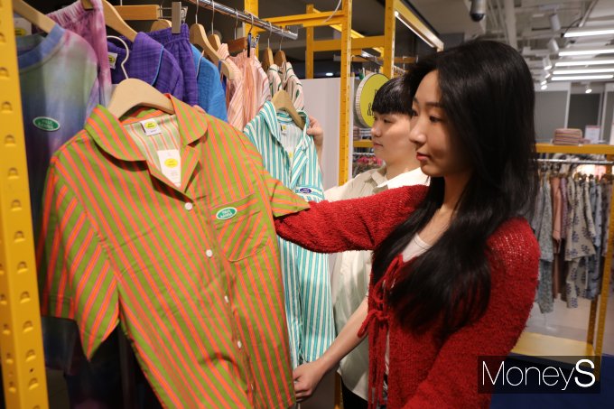 롯데백화점 광주점 9층 이벤트홀에 문을 연 '폴앤안나' 팝업스토어에서 여성고객들이 여름용 잠옷과 파자마를 고르고 있다/사진=롯데백화점 홍보 3팀 제공.