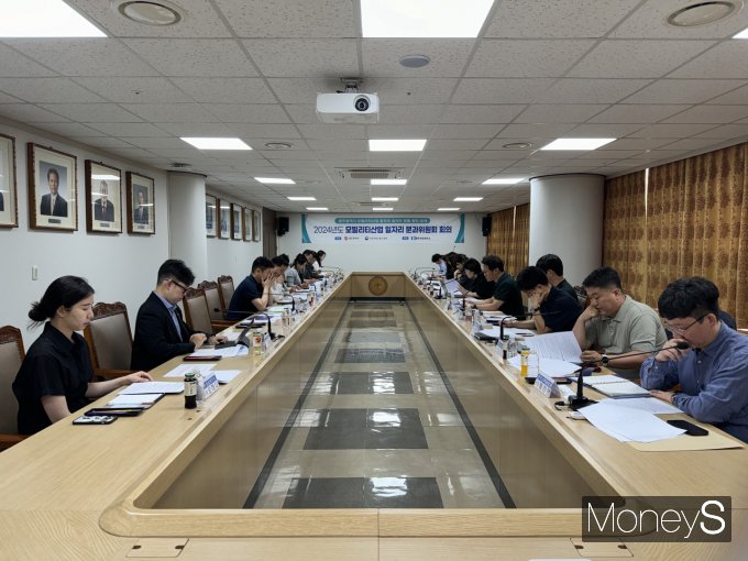 17일 광주상의 3층 회의실에서 지역 자동차산업 기업들과 유관기관이 '모빌리티산업 일자리 분과위원회' 회의를 갖고 있다/사진=광주상의 제공.