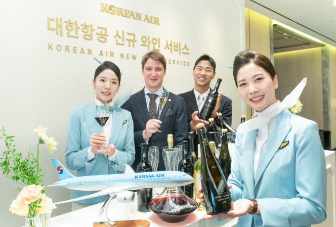대한항공은 마크 알머트 소믈리에와 함께 새로운 와인 서비스를 시작한다 /사진=대한항공