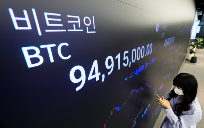  비트코인이 미국 6월 미국 연방공개시장위원회(FOMC) 결과 발표를 앞두고 가격이 하락하는 가운데 12일 오전 서울 강남구 업비트 고객센터에서 직원이 비트코인 시세를 확인하고 있다./사진-뉴시스