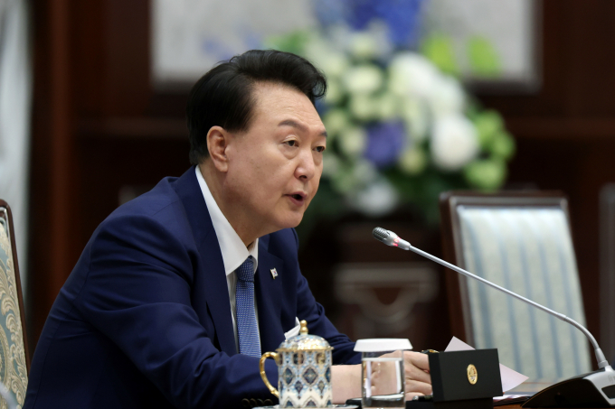윤석열 대통령이 오는 18일 대한의사협회의 전면 휴진 계획에 대해 "의료계 불법 진료 거부에 대한 비상 대책에 만전을 기하기 바란다"고 지시했다. 사진은 윤 대통령이 지난 14일(현지시각) 우즈베키스탄 타슈켄트 대통령궁에서 샤브카트 미르지요예프 우즈베키스탄 대통령과 한-우즈베키스탄 확대 정상회담을 하는 모습. /사진=뉴스1(대통령실 제공)